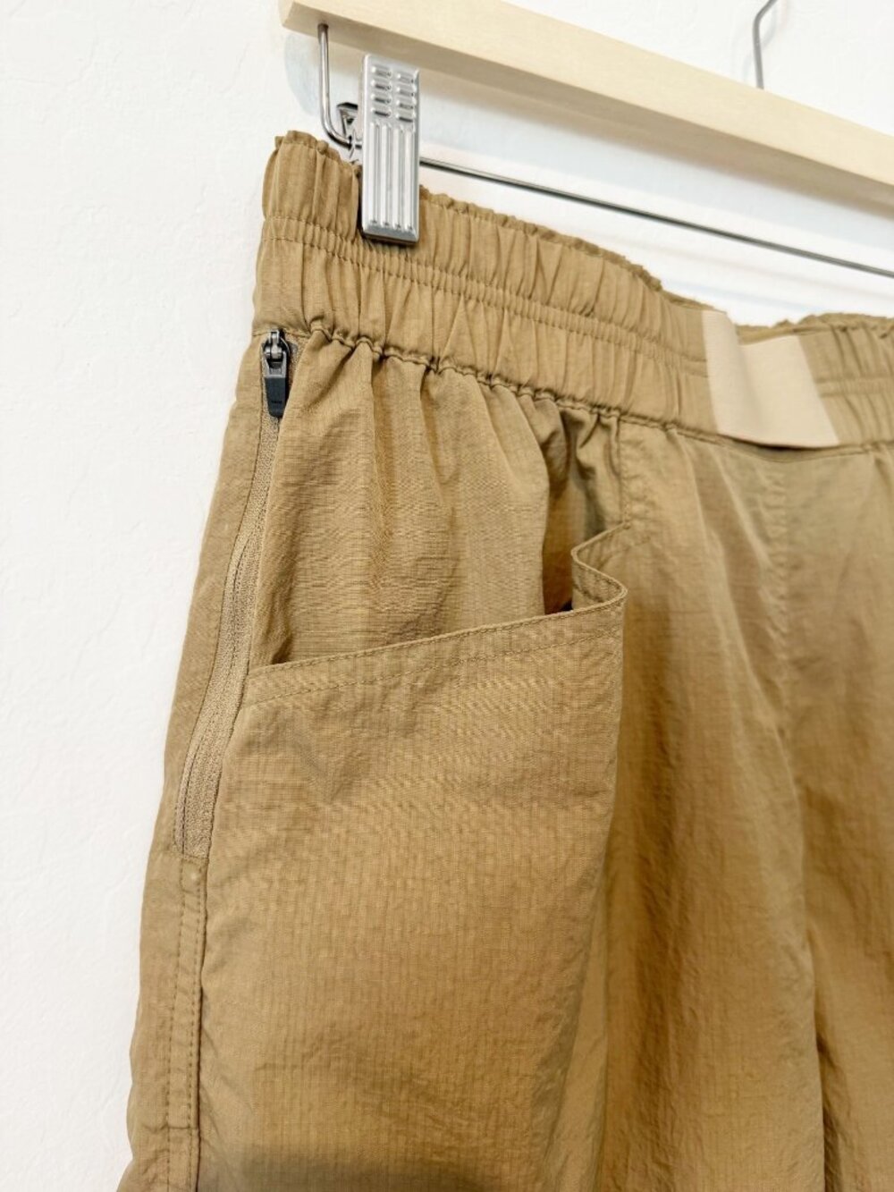 prAnA Crossback Jogger Size Medium Tan High Rise Elastic Cargo Gorpcore Indie - Picture 5 of 13
